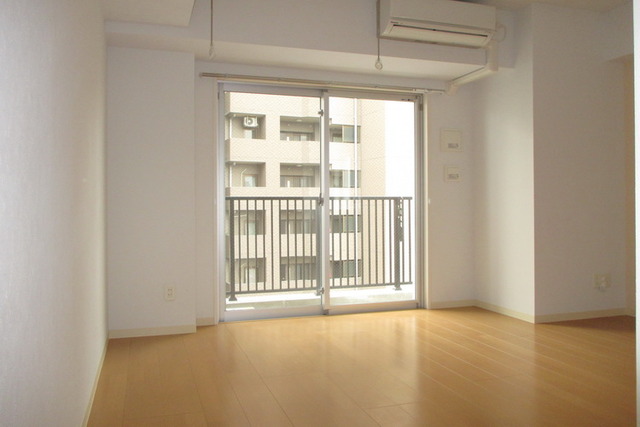 居室・リビング　独立キッチンでリビングは広々使えます。