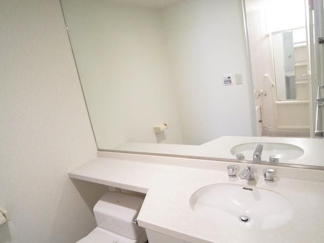 洗面設備　洗面台に大きなガラスがあります。