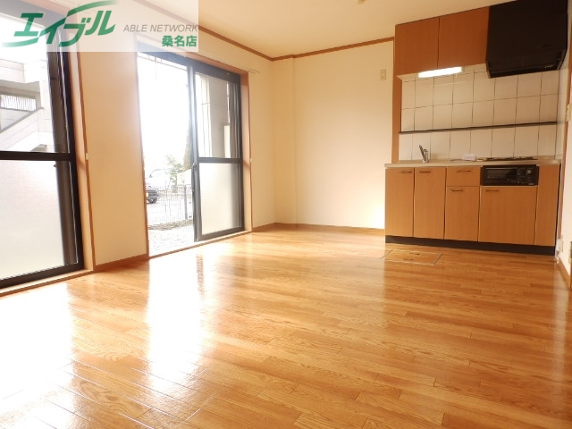 居室・リビング　同一物件の別部屋の写真です。