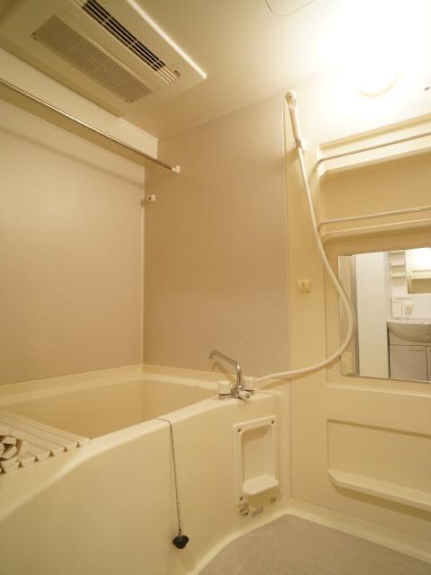 バス・シャワールーム　雨の日の洗濯だけでなく、カビ予防にも大活躍の浴室乾燥機つき！