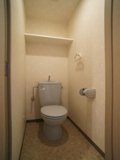 トイレ　トイレ空間が広くゆったり、上部収納もあります！
