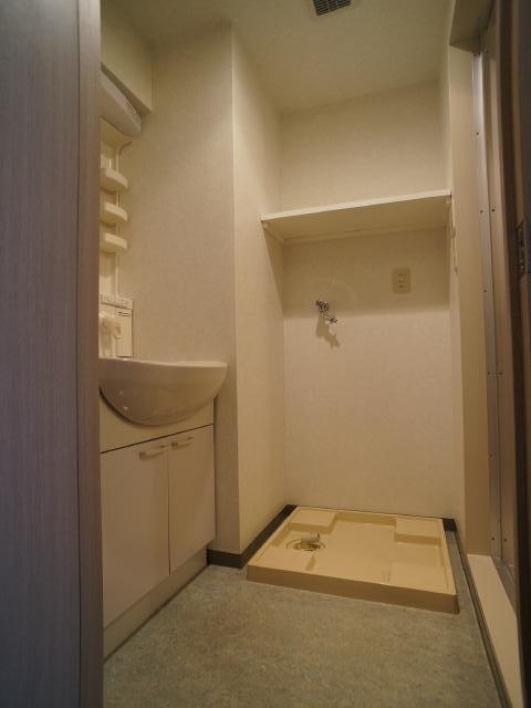 その他　室内洗濯機置場♪雨でも安心してお洗濯できます！