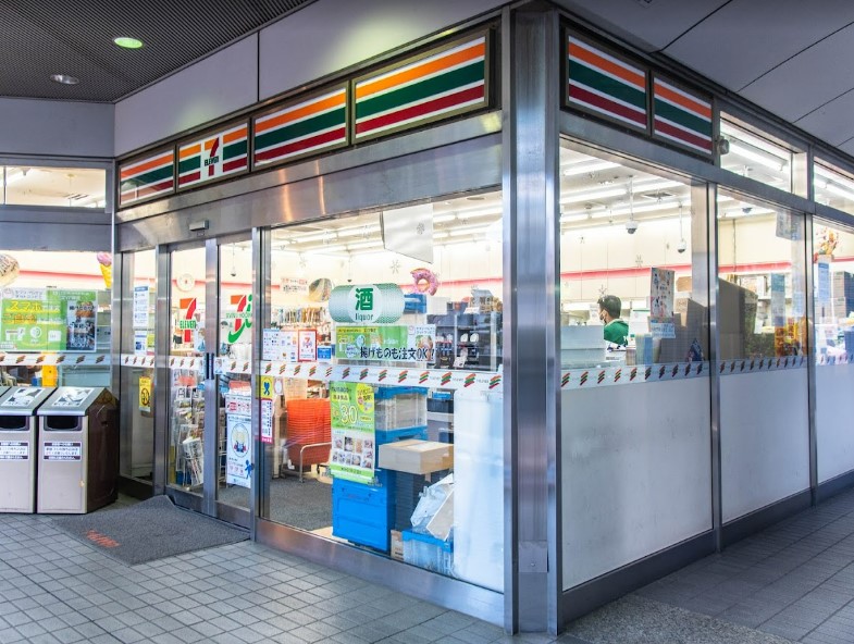 コンビニ　セブンイレブン　新高円寺駅前店（コンビニ）まで989m