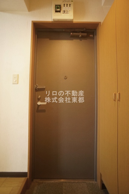 玄関　※補修前のお写真です