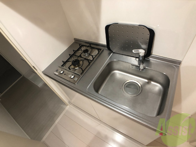 キッチン　シンプルなキッチンです。一人暮らしにはちょうどいいサイズ。