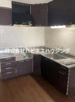 キッチン　Ｌ字型キッチン、ガスコンロ設置可能、都市ガス。