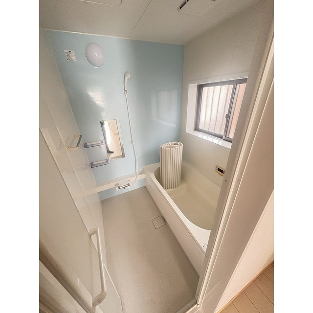 バス・シャワールーム　換気しやすい窓付き浴室