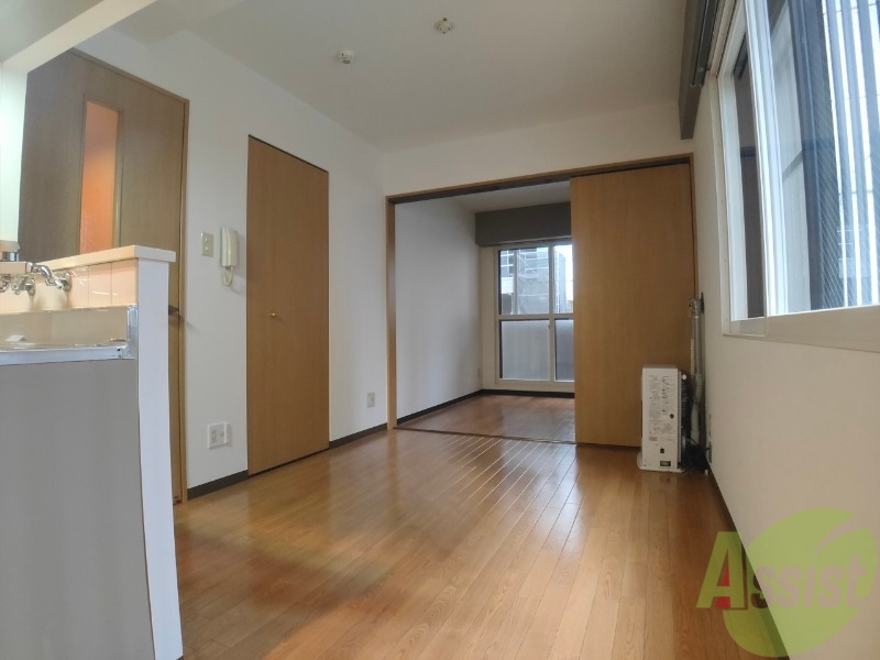 居室・リビング　リビングです。木目のフローリングが落ち着きますね。