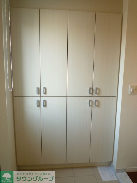 玄関　Eタイプ2010年2月撮影 同タイプ208号室の写真です。