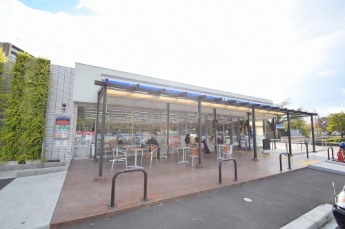 コンビニ　ローソン 鶴見緑地駅前店（コンビニ）まで617m