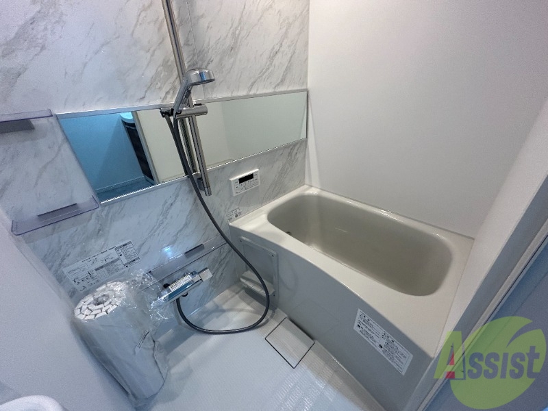 バス・シャワールーム　浴室です。深く大きな浴槽で、つい長風呂をしてしまいますね。