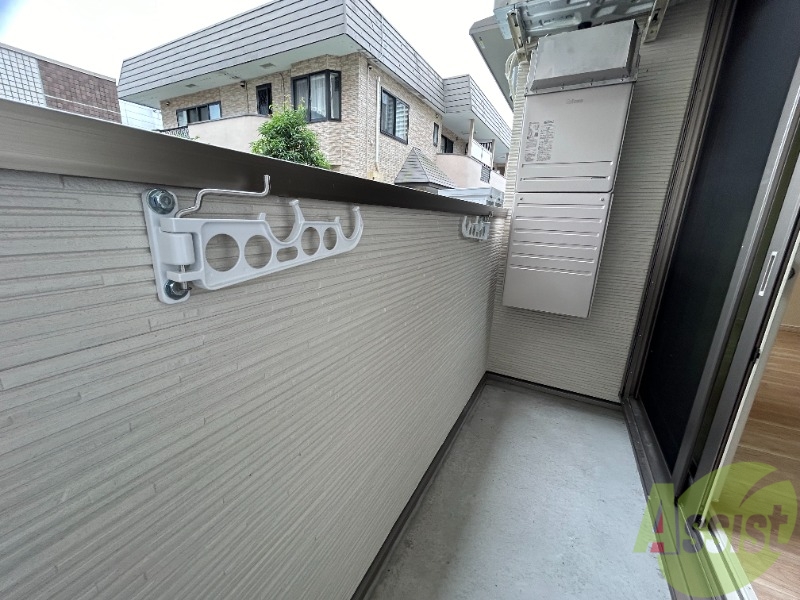 バルコニー　こちらはベランダです。幅も奥行きもあり、色々干せそうですね。