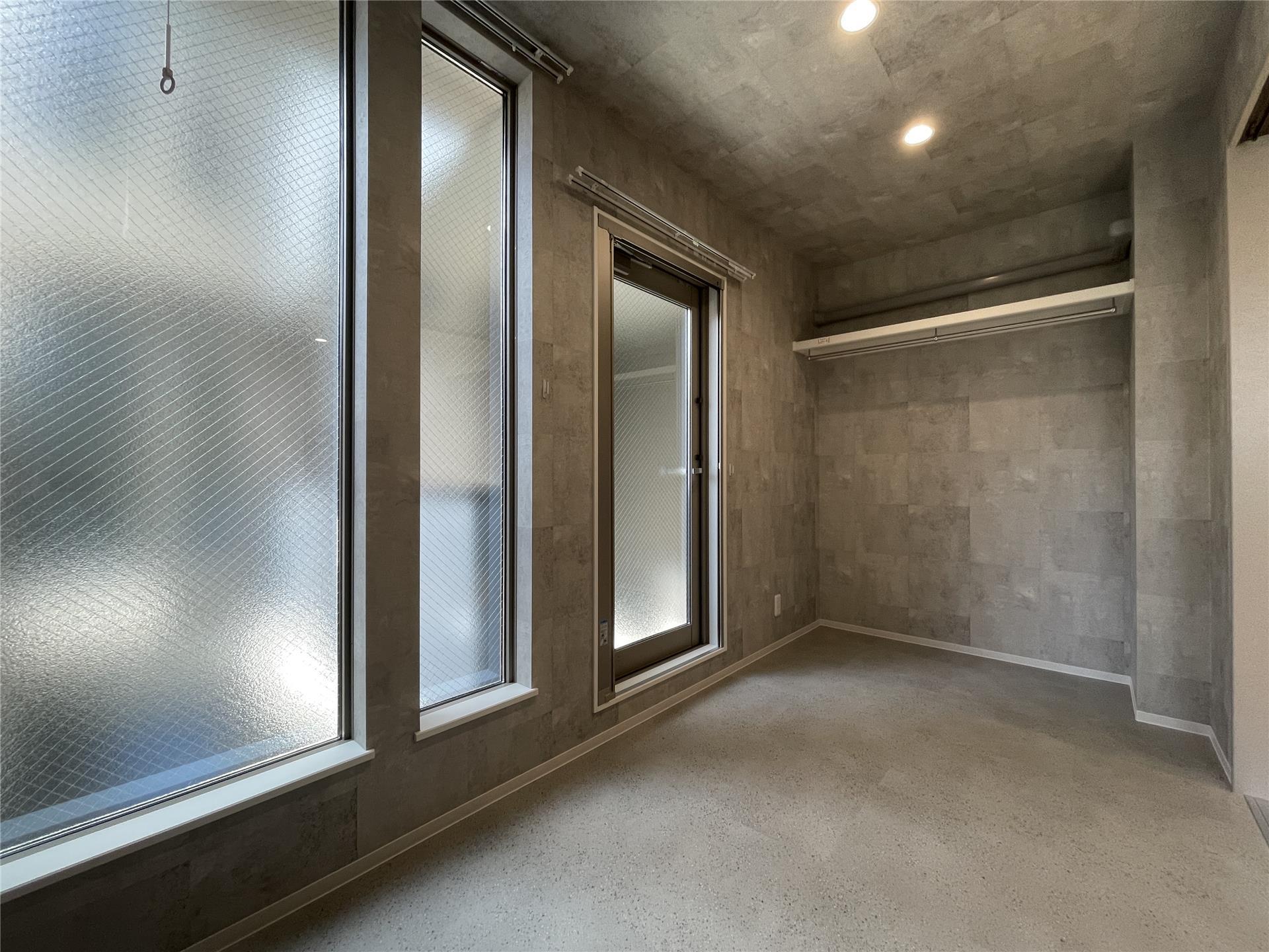 居室・リビング　バルコニーに面しており明るく開放的な洋室4.2帖♪