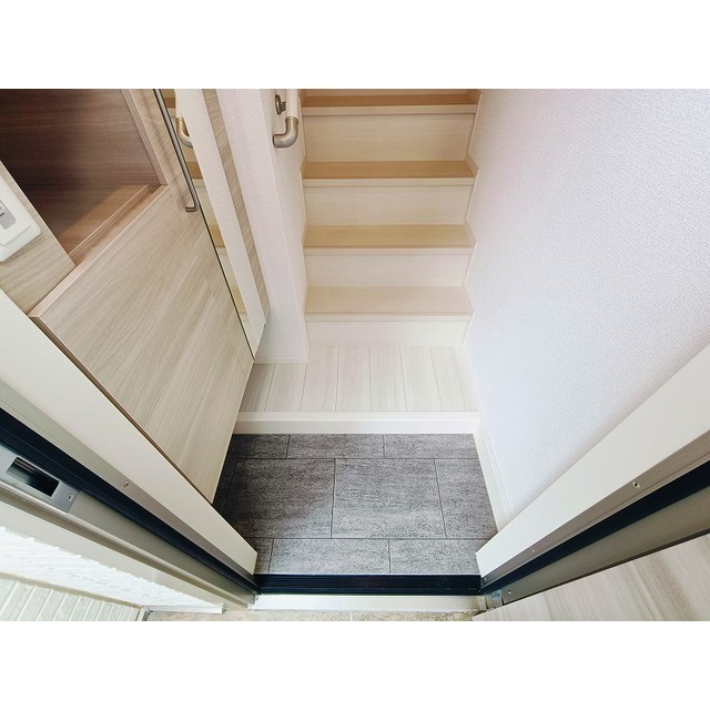 玄関　同タイプ部屋の画像を使用しています