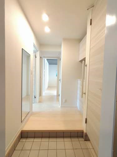 玄関　鏡付きの玄関です！シューズボックスのほかに収納スペースもあり