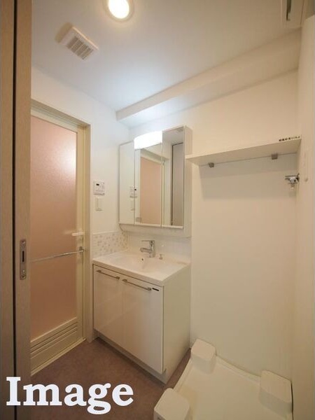 洗面設備　※写真は同じマンションの違う部屋のものになります。