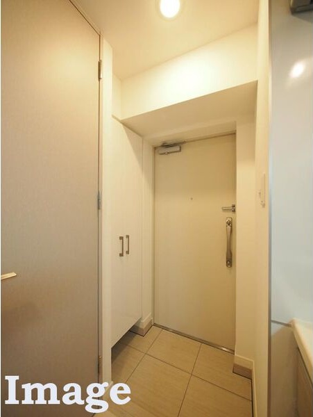 玄関　※写真は同じマンションの違う部屋のものになります。