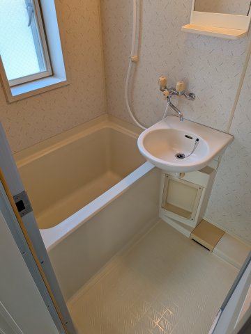 バス・シャワールーム　お風呂には窓があるので換気バッチリ！