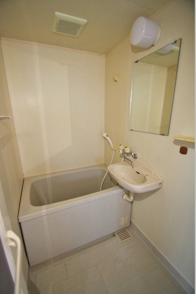 バス・シャワールーム　洗面台バス内