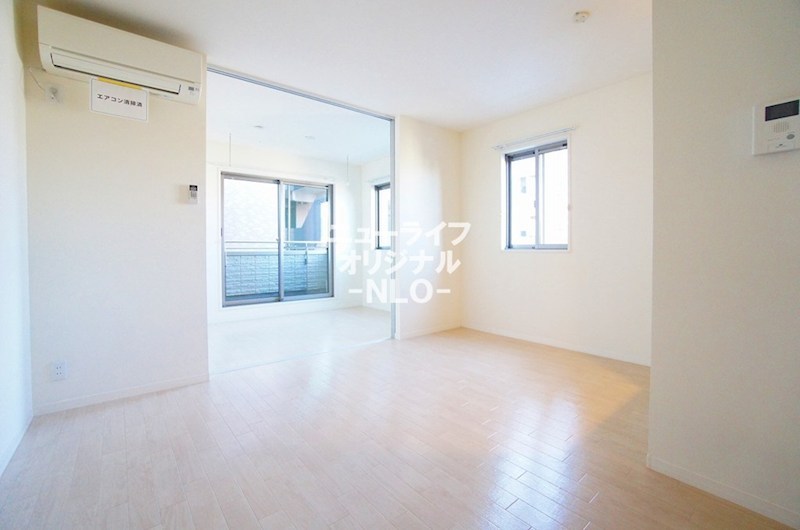 居室・リビング　白を基調とした明るいお部屋で、インテリアが映えます