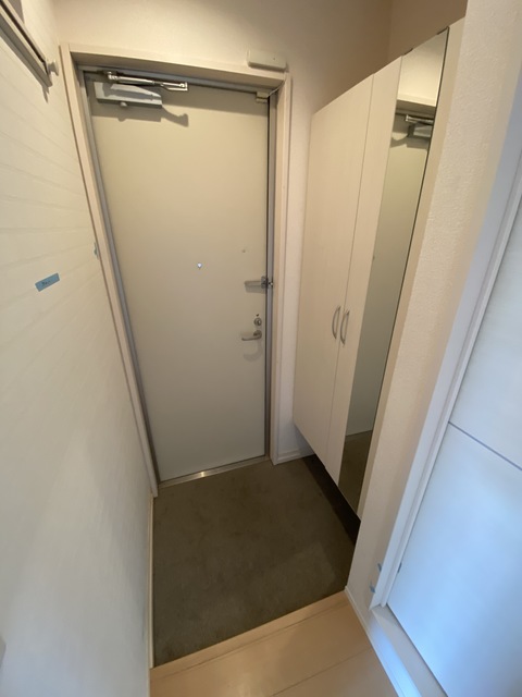玄関　姿見付きシューズボックス