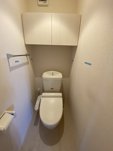 トイレ　棚付きで便利。