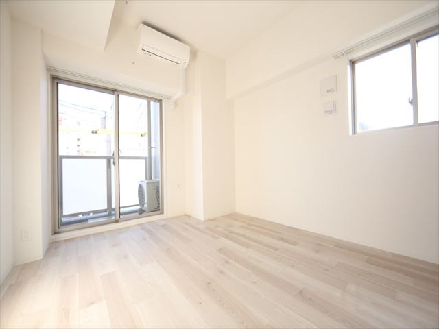 居室・リビング　洋室8.1帖　2面採光　エアコン完備　バルコニー