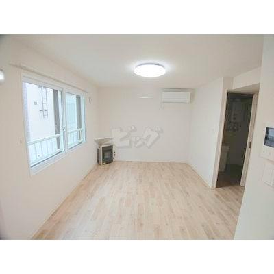 居室・リビング　明るい居間で気持ちまで明るくなりますね！