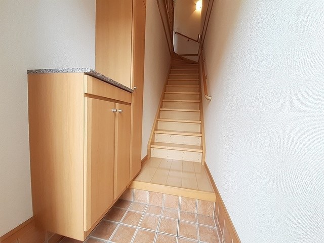 玄関　※別号室の写真です。収納も多い玄関です。