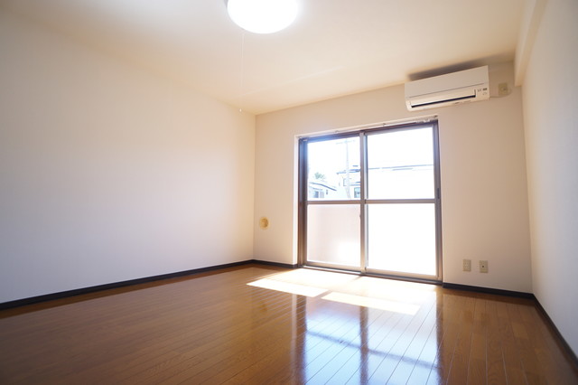 居室・リビング　※別部屋の参考写真です。