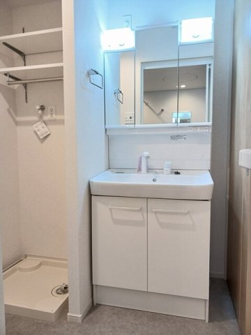 洗面設備　明るい洗面所です