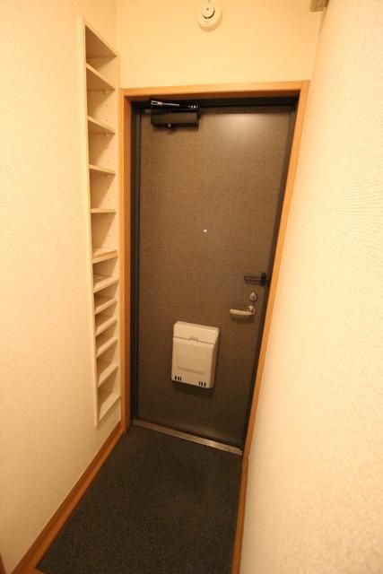 玄関　玄関は下駄箱付き