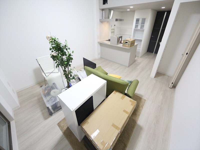 居室・リビング　洋室13帖　カウンターキッチン　クローゼット付