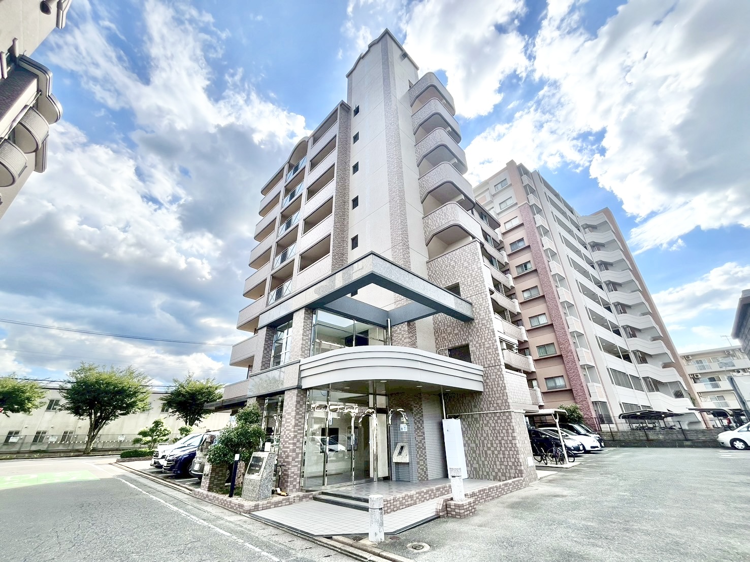 建物外観　８階建ての物件です