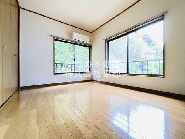 居室・リビング　２面採光なので、明るく風通しのよい過ごしやすいお部屋です♪