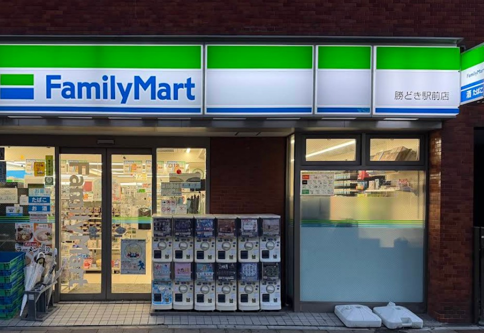 コンビニ　ファミリーマート勝どき駅前店（コンビニ）まで310m