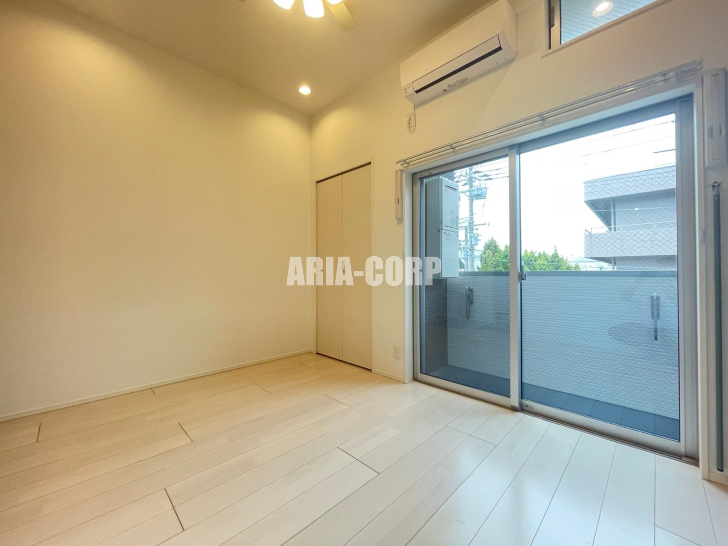 居室・リビング　天井高のある開放的な空間！角部屋で窓も多く明るいお部屋です