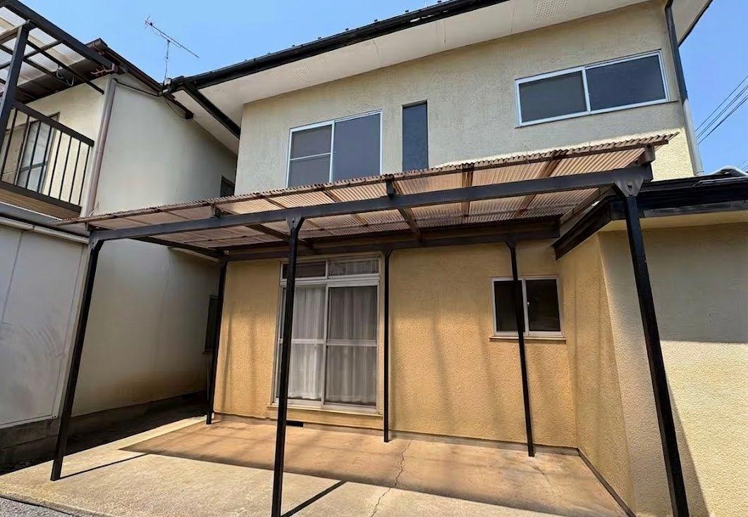 バルコニー　屋根付きのテラスで突然の雨にも安心！自転車やバイクも！