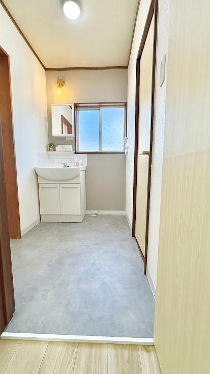 洗面設備　窓があって明るい洗面所。スタイリッシュなライトも素敵。