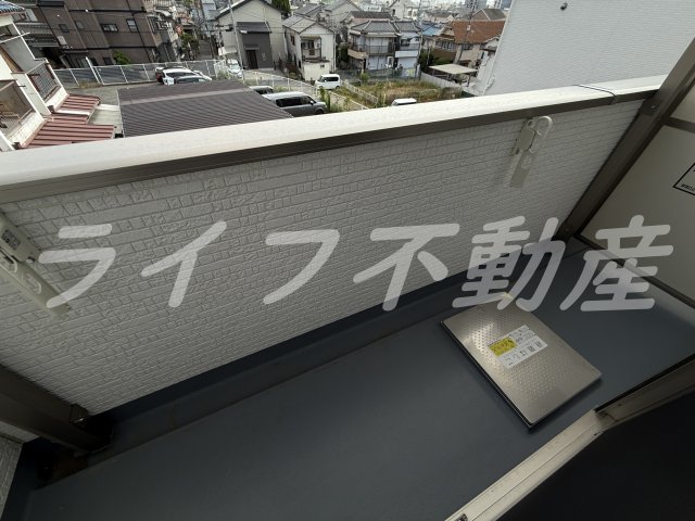バルコニー　暖かな日差しのふりそそぐバルコニー
