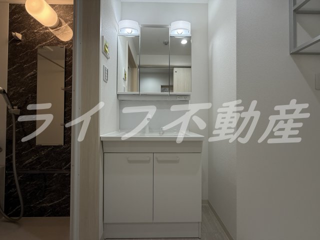 洗面設備　朝の支度にも助かる、独立の洗髪洗面化粧台
