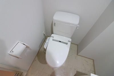 トイレ　落ち着いた色調のトイレです