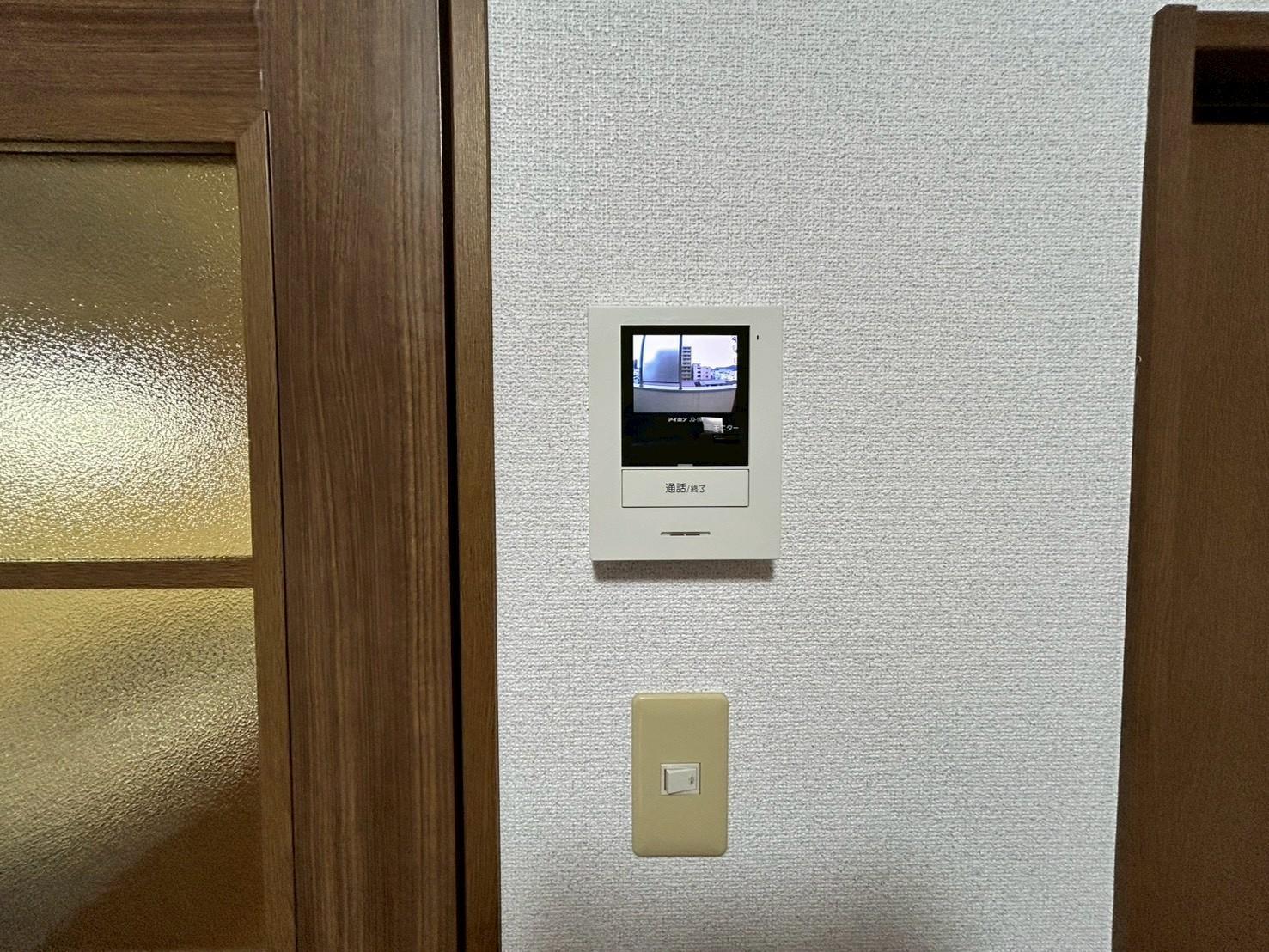 セキュリティ　来訪者を確認出来るTVモニターホン付きです(別部屋参考写真)