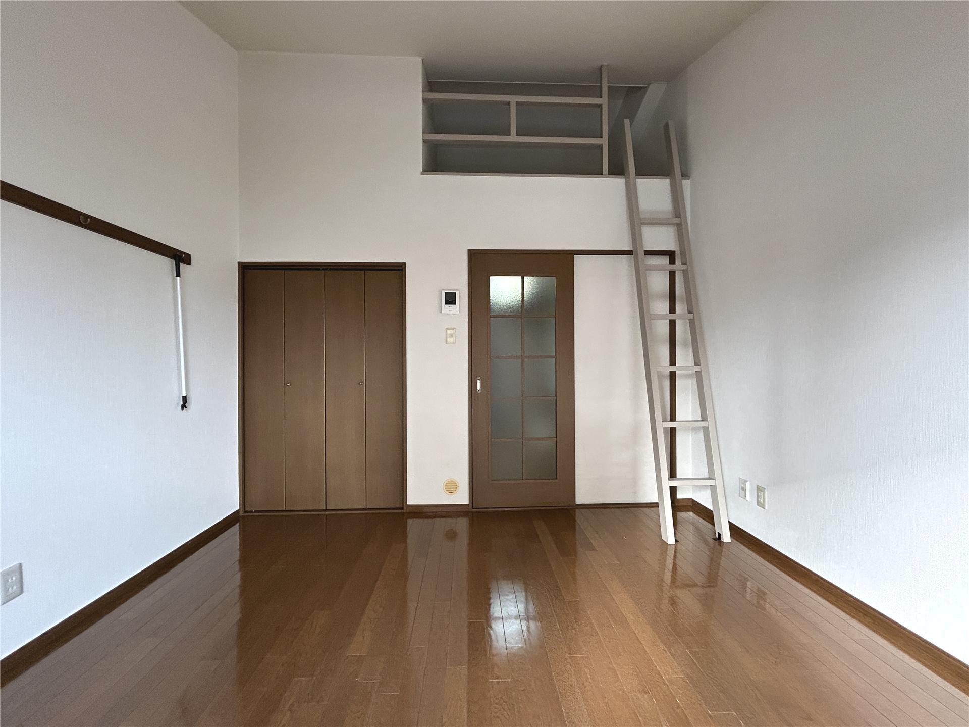 居室・リビング　ロフト付きで天井の高いお部屋です(別部屋参考写真)
