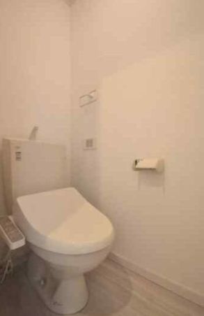 トイレ　落ち着いた色調のトイレです