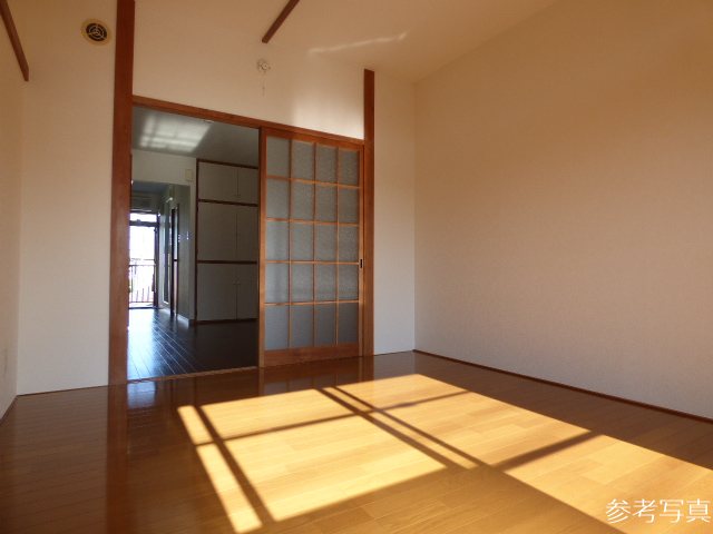 その他部屋・スペース　窓側から見た洋室