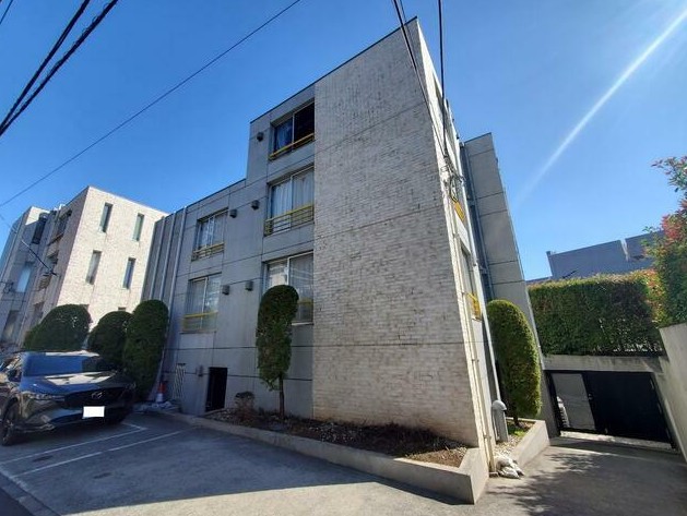 建物外観　鉄筋コンクリート造のがっちりとした建物。