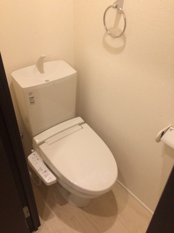 トイレ　ウォシュレット機能付です。