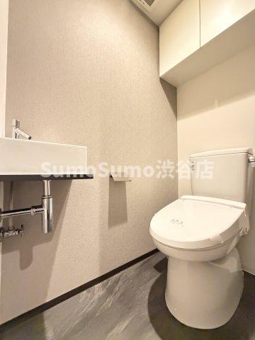 トイレ　落ち着いた色調のトイレです