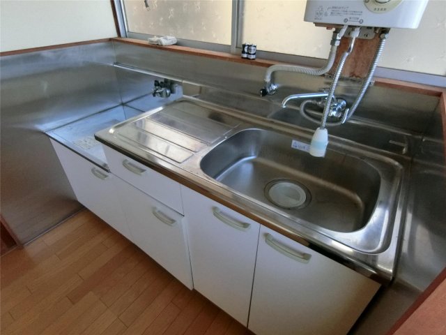 キッチン　窓が大きく手元も明るいキッチン♪